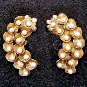 Crescent Cluster Pearl Clip Earrings "Vintage"